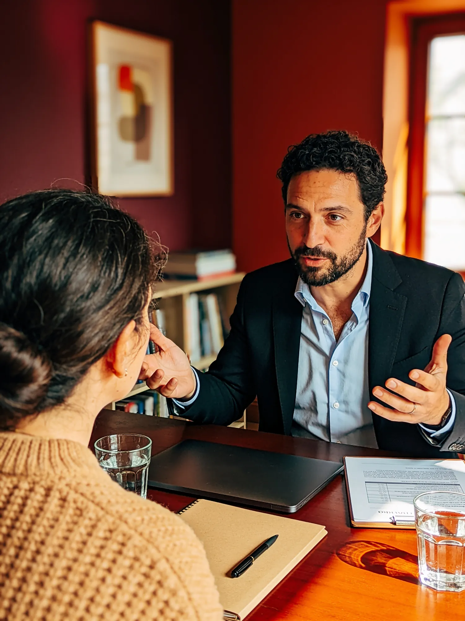 Un colloquio di selezione: una professionista risponde alle domande di un responsabile di Pharos People